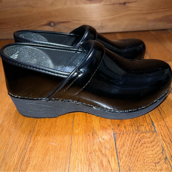 Dansko XP 2.0 Black Patent Clogs Size 38. Great used condition - Picture 2 of 8